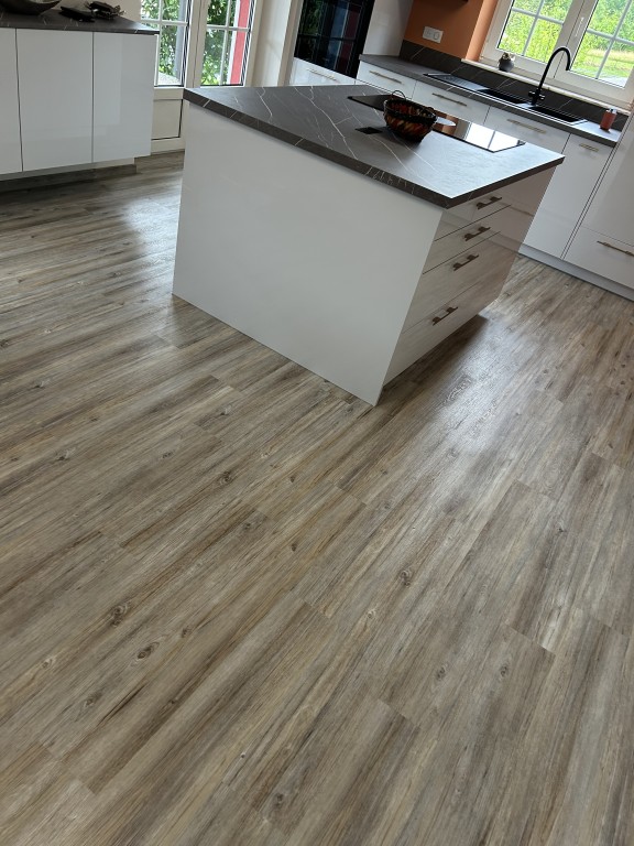 Revêtements de sol modernes à Hoerdt, Strasbourg et Haguenau : PVC, stratifié ou textile, que choisir en 2026 ?